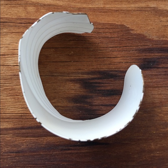 VTG white metal bracelet cuff - Picture 3 of 4